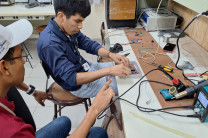 Estudiantes trabajando en el proyecto.