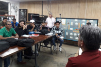 Estudiantes y el Ing. Máximo Escobar, con los estudiantes de la asignatura de Técnicas de control digital.