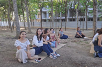 Estudiantes y profesores disfrutando del break 