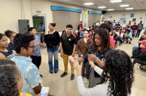 Estudiantes participan de taller en la Conferencia del Suicidio.