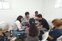 Estudiantes de la FISC y FIC realizan docencia en el taller.