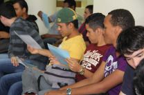 Estudiantes de la UTP participan en conversatorio.