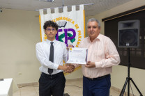 Juan Aranda, estudiante con el índice más alto del centro junto al Ing. Adriano Martínez, Director del Centro Regional de Veraguas. Juan Aranda, estudiante con el índice más alto del centro junto al Ing. Adriano Martínez, Director del Centro Regional de Veraguas.