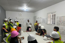 Explicación del proyecto a los estudiantes en HMS Luxury Villas Explicación del proyecto a los estudiantes en HMS Luxury Villas