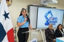 La estudiante Hellen Ochoa, una de las presidentas de este congreso.