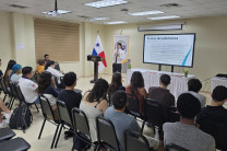 Exposición de temas académicos e informáticos. El Coordinador de Movilidad Entrante exponiendo pautas académicas y servicios del campus UTP.