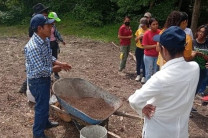 Expositor explicando la composición de la tierra con abono orgánico. 