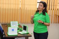 Lic. Irmi Franco, por la Asociación Pro Niñez Panameña, hace entrega de equipos informáticos que serán utilizados para la enseñanza en las escuelas.