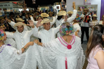 Estudiantes ofrecieron un repertorio de bailes tradicionales de nuestro país.