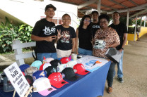Estudiantes emprendedores junto la Prof. Xiomara Augustine.
