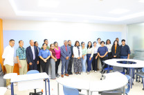 Autoridades de la UTP junto a estudiantes.