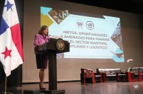 La Dra. Ángela Laguna, rectora encargada dio las palabras de inauguración del evento.