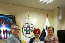 Entrega de Certificados a expositora invitada.