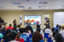 Durante la jornada, los asistentes recorrieron los diferentes estands preparados por los estudiantes, en los que se abordaron los temas "El Hub Aéreo de Panamá", "Panamá: Conexión Marítima entre Océanos y Mercados", "Rieles y Ruedas, la Fuerza que Mueve Panamá" y "Oleoducto Transístmico de Panamá".
