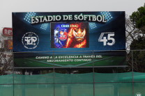 El nuevo tablero electrónico del Estadio de Sóftbol Dr. Omar Aizpurúa.