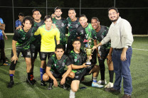 El Ing. Mitre entrega trofeo al equipo subcampeón, Warriors.