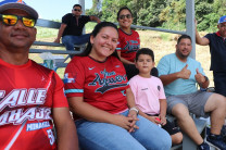 Fanaticada en el nuevo Estadio de Sóftbol de la UTP.