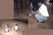 Estudiantes del Colegio poniendo en práctica lo aprendido en robotica.