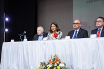 La Rectora en la mesa principal del evento.