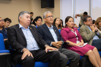 Autoridades universitarias e invitados especiales.