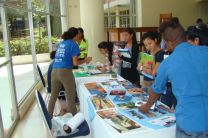 Miembros de AIESEC UTP presentan programa a los jóvenes interesados.