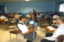 Participantes trabajan en su resumen de proyecto de I+D+i.