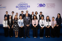 Foto con el canciller Martínez-Acha. Los estudiantes de la UTP con el canciller panameño, Javier Martínez-ACHA durante el encuentro internacional.