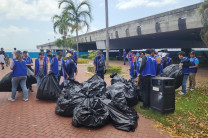 Estudiantes, docentes y personal administrativo de la Facultad se unieron con un objetivo común: contribuir al cuidado del entorno urbano y fortalecer la conciencia ambiental dentro de la comunidad universitaria.