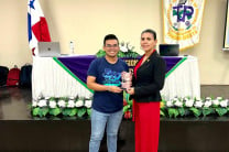 Dra. Lineth Alaín de Meier, Directora del Centro Regional, recibe reconocimiento de la Comunidad Python 2024. 