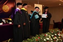 Estudiantes recibieron su diploma, de mano de la máxima autoridad de esta Casa de Estudios Superiores, Dr. Omar Olmedo Aizpurúa.
