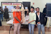 Premiación a estudiante por diseño de Elevadores de carga. 