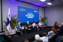 Foro de líderes globales. Talleres colaborativos sobre innovación social y resiliencia democrática.
