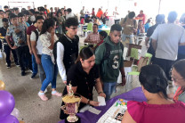 Estudiantes participan del Canto de Cumpleaños en el Centro Regional.