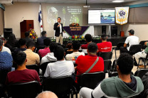 Estudiantes participan de la Conferencias en la Semana de la Ingeniería.  