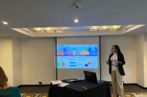 La estudiante Emely Mendienta presentando su proyecto generado en el Campamento BootCamp Laccei-2025.