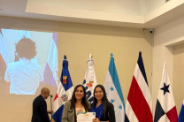 Reconocimiento a la Dra. Luiyiana Pérez, como moderadora de la sesión de pregunta y respuestas de la Conferencia Inaugural del VIII Foro Consultivo Regional ACAP.