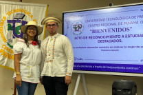 Mgtr. Teresa Quiroz, Coordinadora de la Facultad de Ingeniería Industrial entrega reconocimiento a estudiantes de Capitulo de Honor.