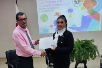 Entrega de Certificado de participación a la Dra. Lineth Alain.