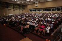 Docentes y administrativos participan del Acto de Reconocimiento. 