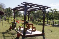 El proyecto consistió en la construcción de una pérgola con floreros, basurero y una mesa tipo picnic.