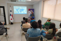 Conferencia a los estudiantes en el CLRAH. 