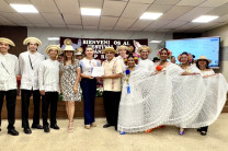 Dra. Marta Moreno, subdirectora de Vida Universitaria entrega certificado a grupo Conjunto Folklórico Sentimientos UTP, Panamá Oeste.