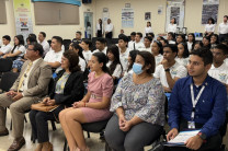 Docentes y egresados de la Lic. en Comunicación Ejecutiva Bilingüe participan del Conversatorio.