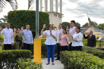 Juramento a la bandera por  la Lic. Sara Herrera, secretaría Académica del Centro Regional de la UTP.