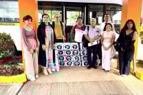 Autoridades, docentes y estudiantes entregan donación de agua para el Centro Regional de Azuero. 