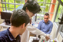 Estudiantes y docente de la Facultad de Ingeniería Eléctrica.
