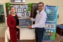 Mgtr. Matzel Montes, Coordinador de la Semana de la Ingeniería, entrega equipos a la Dra. Lineth Alain de Meier, directora del Centro. 
