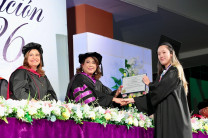 La rectora de la UTP,  Dra. Ángela Laguna Caicedo y la vicerrectora Académica, Dra. Mirtha Moore entregan diplomas  