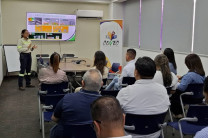 Mgtr. Surany Gomez, de la empresa cemento Progreso explica manejo a los invitados Mgtr. Surany Gomez, de la empresa cemento Progreso explica manejo a los invitados