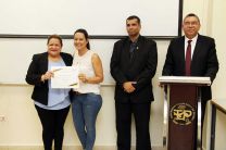 Autoridades de la Facultad de Industrial entregan certificados a Pasantes.